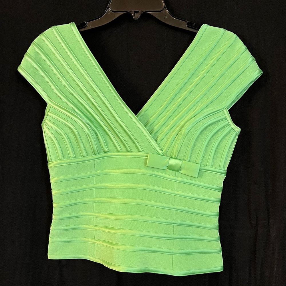JS Signature Top - beautiful, light green short top, Size 6